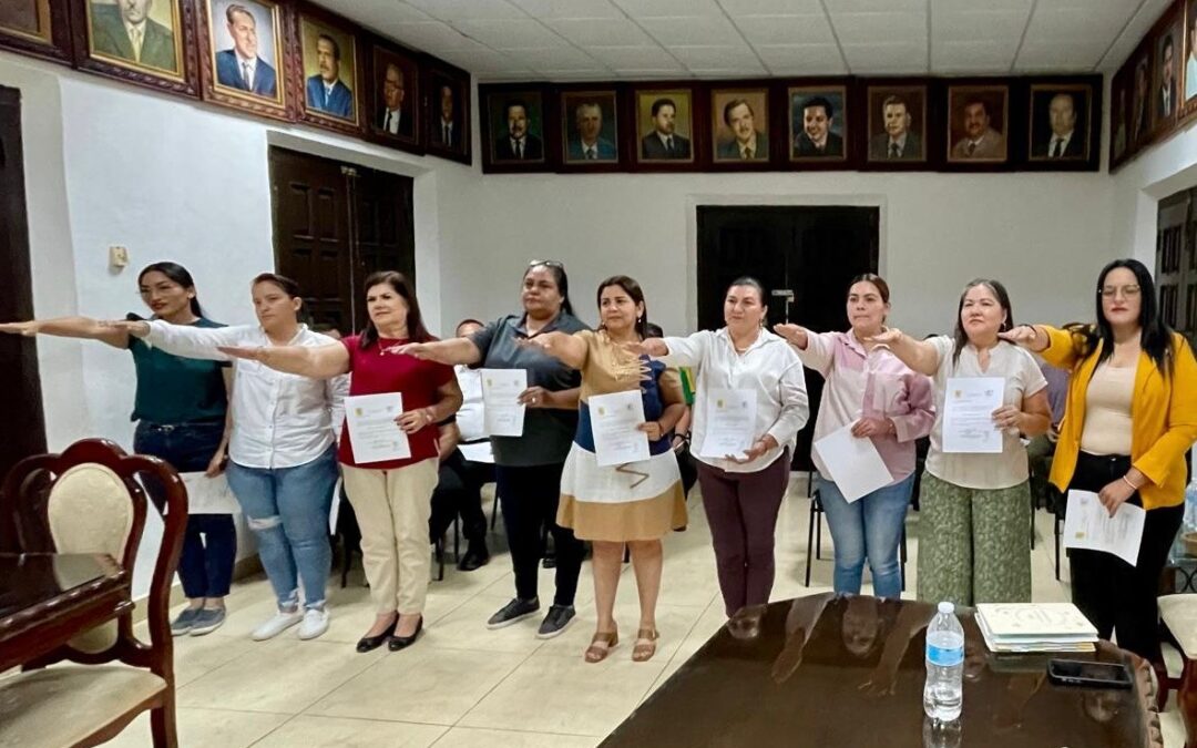 Claudia Valdez toma protesta a su gabinete