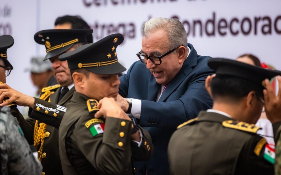 Asiste el gobernador Rocha a ceremonia de ascensos de personal militar