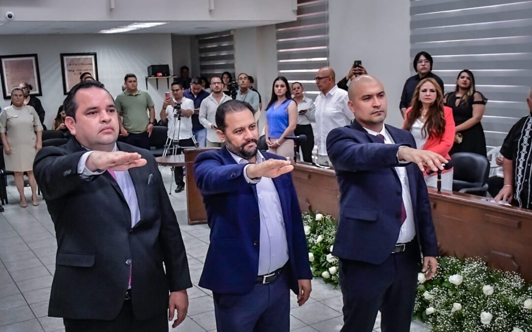 Rinden protesta Secretario del Ayuntamiento, Tesorero y Oficial Mayor durante la primera sesión extraordinaria de Estrella Palacios