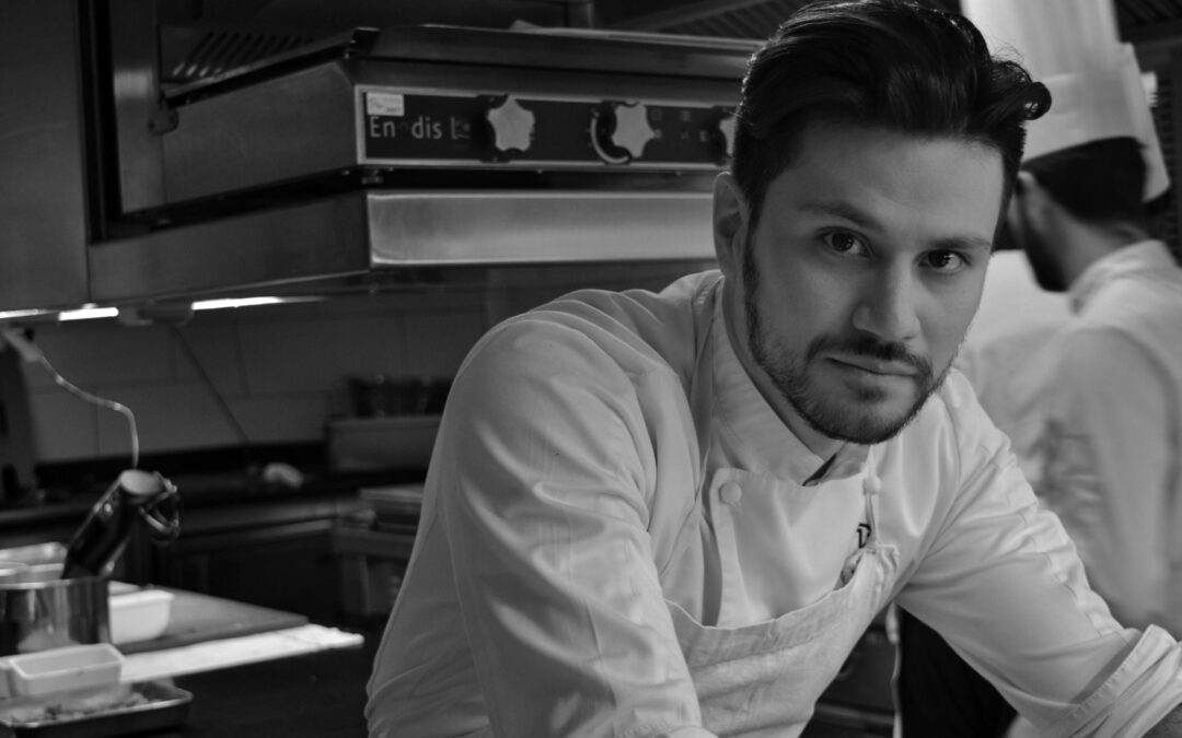 ¡De la UAS a París! David Antonio, orgulloso egresado de la Licenciatura en Gastronomía, es hoy sous chef en restaurante de la Torre Eiffel