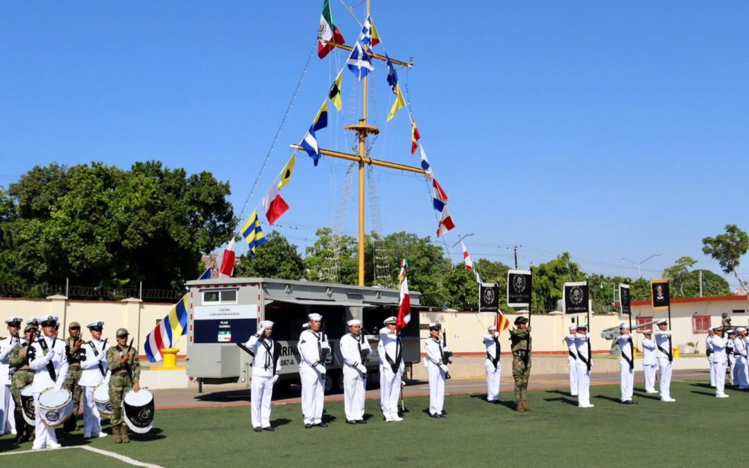 Autoridades navales, civiles y militares conmemoran el Día de la Armada de México en Mazatlán.