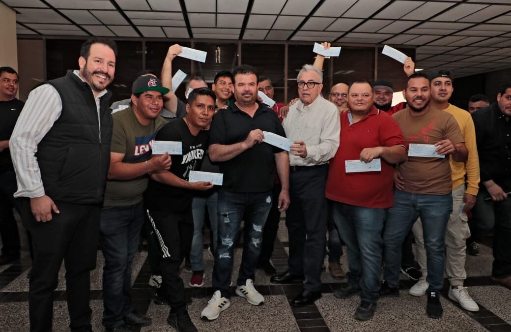 Entrega el Gobernador Rocha apoyos directos a músicos de Culiacán y Navolato