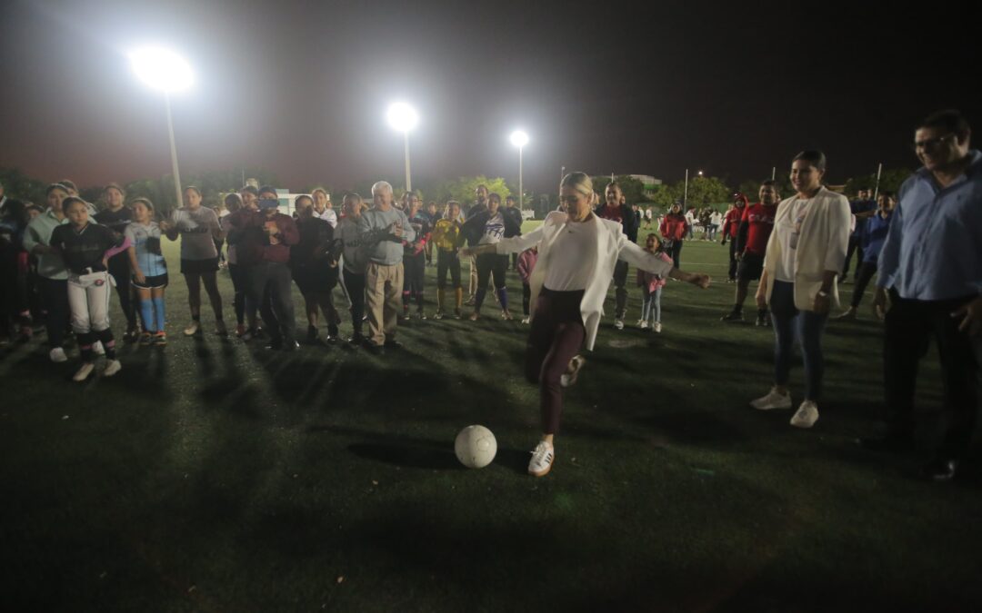 Inaugura Estrella Palacios rehabilitación de campo de fútbol sintético en Unidad Juárez