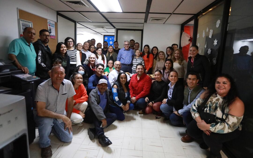 Rocha recorrió varias oficinas de Gobierno para recibir a los trabajadores que reanudaron labores